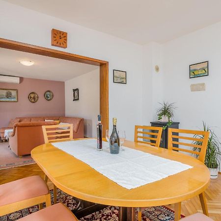 Stunning Apartment In Malinska With Kitchen Exteriör bild