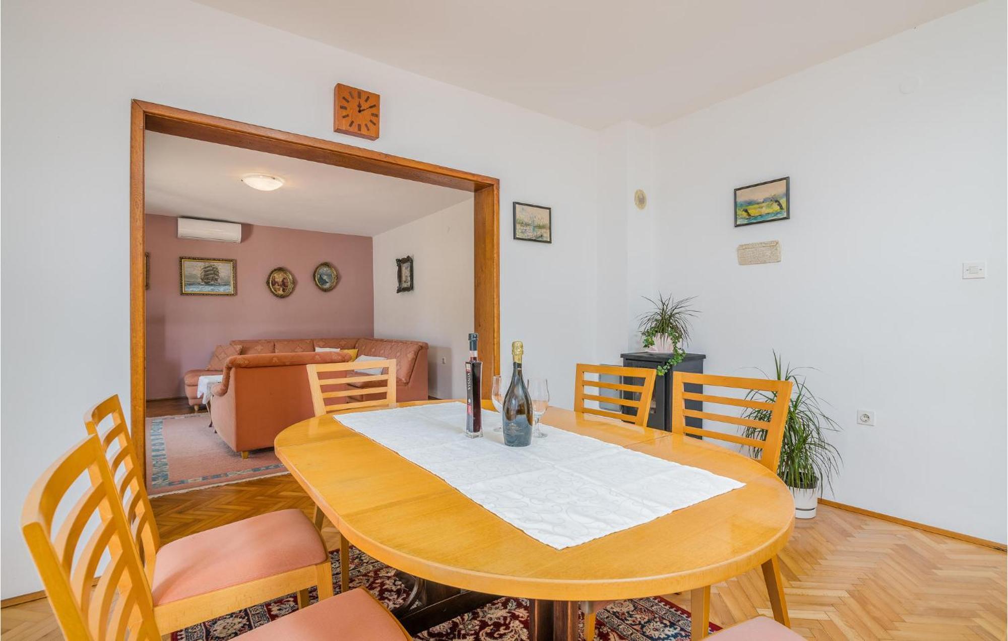 Stunning Apartment In Malinska With Kitchen Exteriör bild
